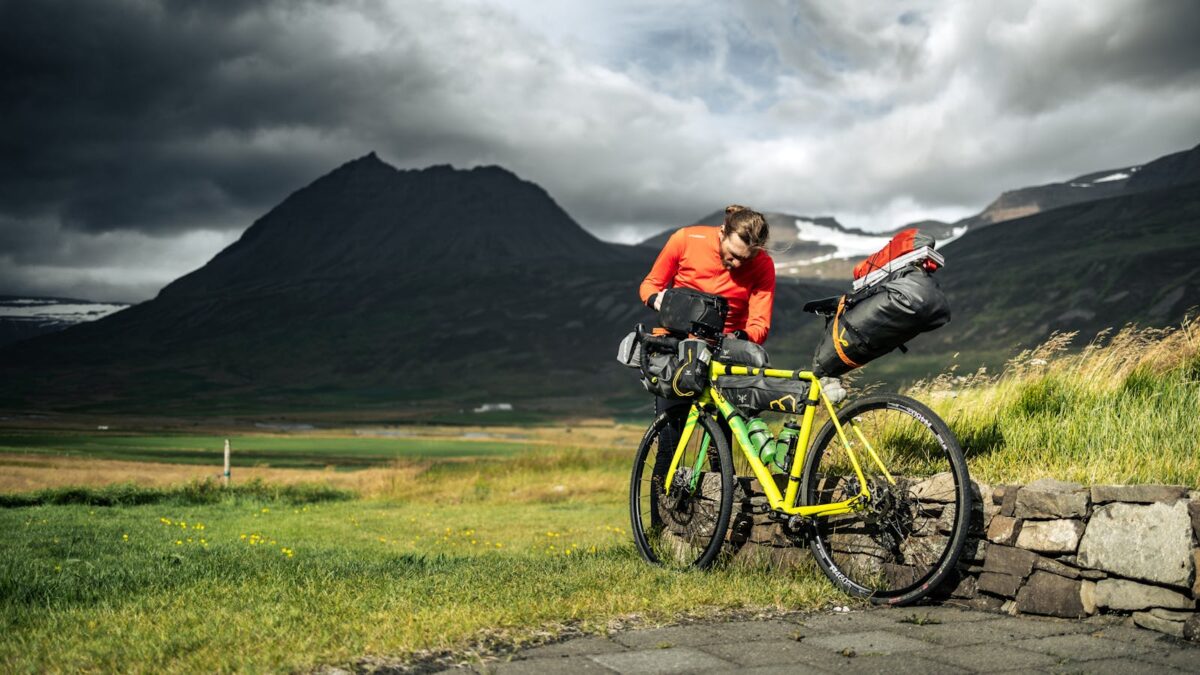 un cycliste en montagne